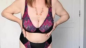 Баба се съблича в бельо и кани в зряла вагина.