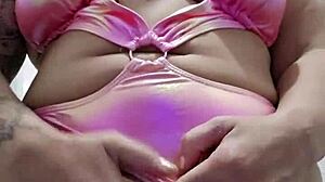 When I wear this miniskirt, guys get excited 😏