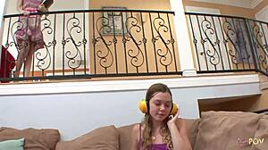 귀여운 두 블론드가 숙제하면서 보지와 엉덩이 핥을 수 있을까?