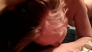 Miluju spermu svého přítele se zralou blondýnou a stříkáním