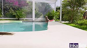 mi hermanastra colombiana juega y me excita por ser un enano