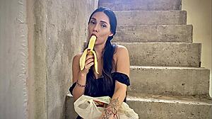 Min nabo lengter etter min enorme kuk etter å ha smakt på bananen