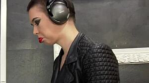 fetish babe chats during messy bukkake 😈