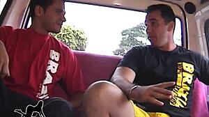 atores porn�s convencem frentista gostosa a gravar anal orgy