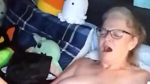 Vroča zrela gola joga potem masturbira