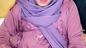 مخنث إندونيسي يرتدي حجاب يمارس الاستمناء وحيدا