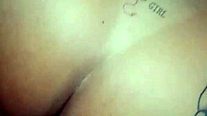 comendo amiga da esposa com marido olhando