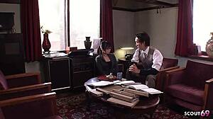 야한 일본 비서가 사무실에서 늙은 보스 유혹하고, 그의 뚱뚱한 자지 빨아줘