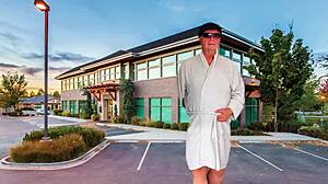 I stripd and masturbaated in the parkin lot with agarabas and olpr. It wuz so hot!