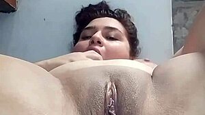 Perra zorra se masturba y expulsa gran chorro!