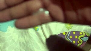 mi hermanastra llega de fiesta y queda profunda aprovecho y entro a su habitacion sin que nadie se de cuenta y me masturbo y le meto mi leche en su conito y culo con mis dedos