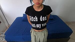 Hermosa flaquita María experimenta con semen en cara