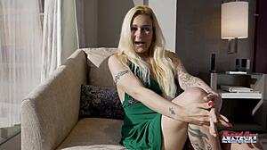 Tattooed blonde Cindy Crawford banged and eats cum group