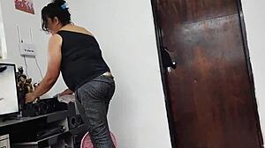 Empregada Safada Aceitou Dinheiro para Chupar Patrão em Deepthroat