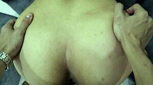 me follo a mi hermanastra en el negocio familiar de nuestros padrastros - porno en ruso con tatuajes y coño expuesto