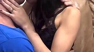 novinha gives kisses to athletic guy in homemade couple moment