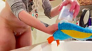 Nikki Lixxx Shaves Pussy