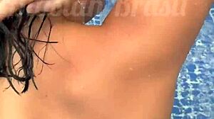 Gostosa Asi�tica Fodendo Na Piscina Da Pousada Liberal Com Neg�o Pirocudo No Pelo - Glory Hole