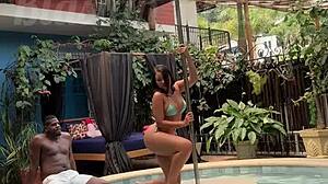 Gostosa Asi�tica Fodendo Na Piscina Da Pousada Liberal Com Neg�o Pirocudo No Pelo - Glory Hole