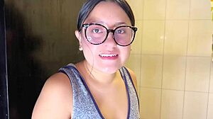 Pequeña sirvienta latina sabe como complacer a su jefe, wow!