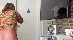 Limpando a casa com a buceta rachando