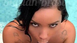 Gostosa Asi�tica Fodendo Na Piscina Da Pousada Liberal Com Neg�o Pirocudo No Pelo - Glory Hole