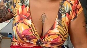 Limpando a casa com a buceta rachando