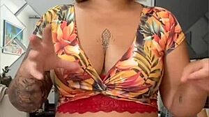 Limpando a casa com a buceta rachando