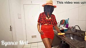 Morena deliciosa gozando gostoso antes da festinha caipira