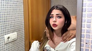 en el baño follo al amigo de mi novio y se corre dentro