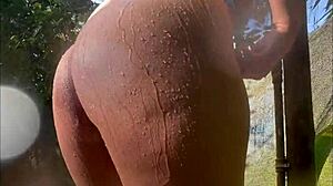 Esposa Rabuda Tomando Banho De Fio Dental?