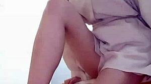 中国女主人莫瑶扮演老师，展示脚