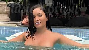 Gostosa Asi�tica Fodendo Na Piscina Da Pousada Liberal Com Neg�o Pirocudo No Pelo - Glory Hole