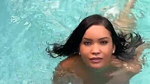 Gostosa Asi�tica Fodendo Na Piscina Da Pousada Liberal Com Neg�o Pirocudo No Pelo - Glory Hole