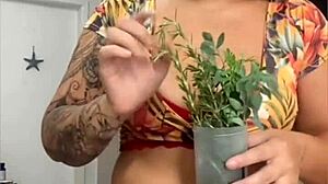 Limpando a casa com a buceta rachando