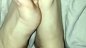 Gretala - i suoi piedi nudi al naturale senza smalto