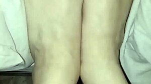 Gretala - i suoi piedi nudi al naturale senza smalto