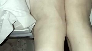 Gretala - i suoi piedi nudi al naturale senza smalto