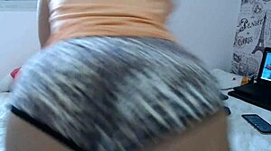 Rainha do bumbum dancing in shorts and cumming with domi toy 😍