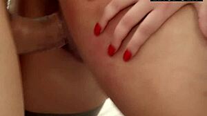 Girlfriend bontot gelembung mulakan pagi dengan blowjob dan sperma di bontot