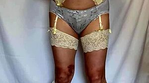 妄装 セーラー服chu-bo-にセクシーランジェリーとアナルピカピカプラグを仕込む