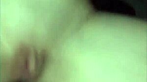 a jovem faz sexo anal amador com raiva e fetiche de vaquinha