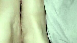 Gretala - i suoi piedi nudi al naturale senza smalto