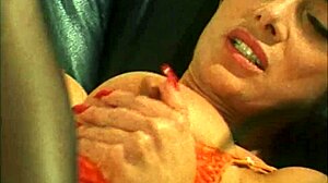 venere bianca, the slutty career woman, gives a blowjob