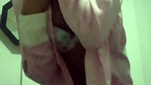 esposa negra baila para amante en webcam en cama matrimonial