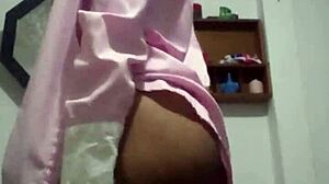 esposa negra baila para amante en webcam en cama matrimonial