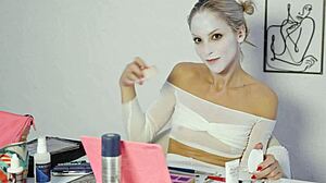 miss daisy diamond shows how to do harley quinn makeup for halloween