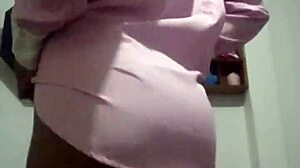 esposa negra baila para amante en webcam en cama matrimonial