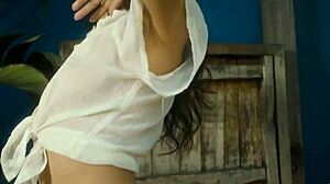 Arab Milf Leighla Habib Shows Petite Body Outdoors