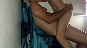 義姉妹友達が大きなチンポに騎乗